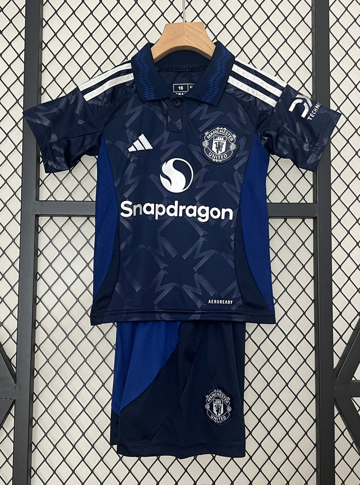 T-shirt e Pantaloncini Bambino Manchester United Away 24/25