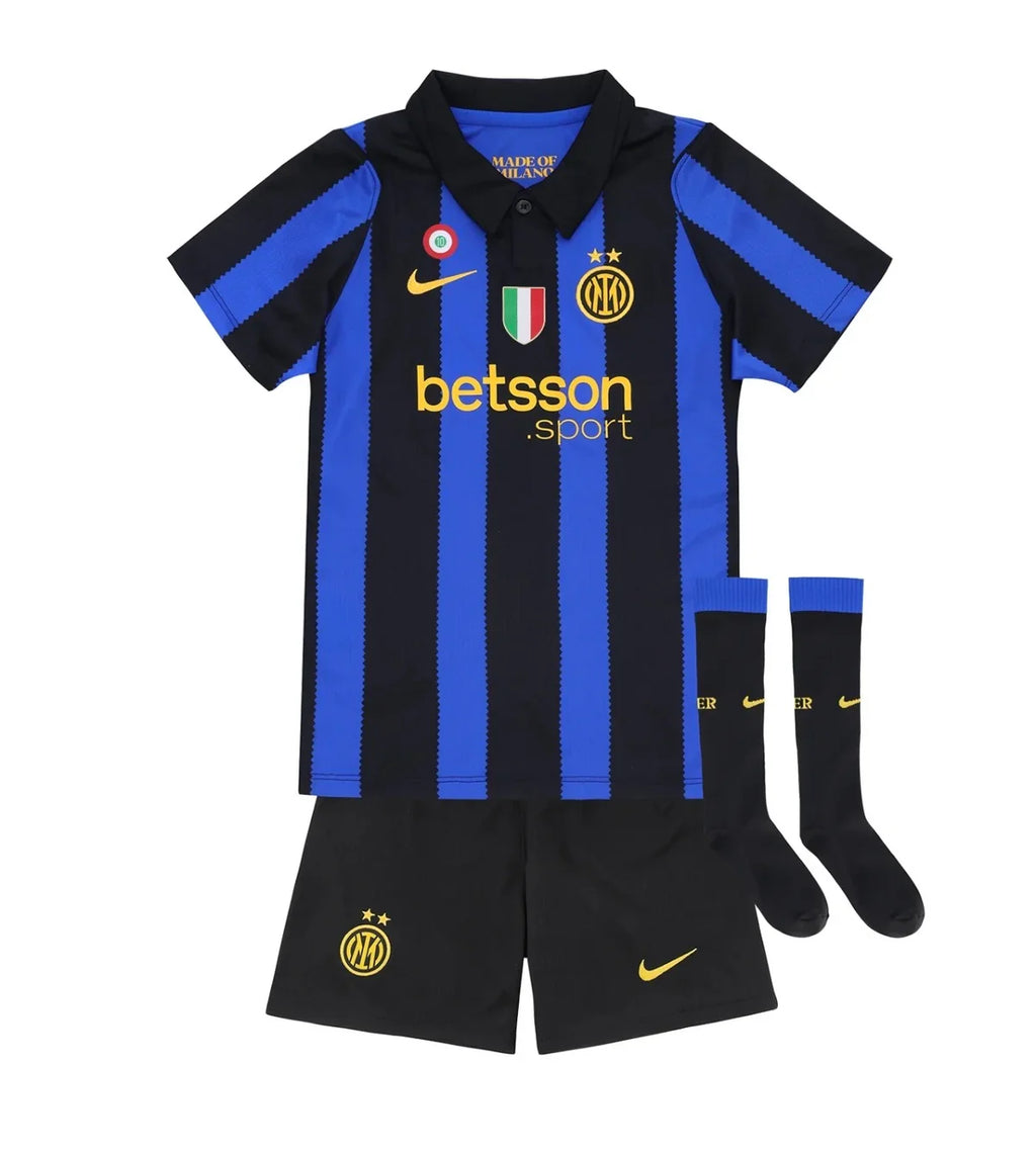 T-shirt e Pantaloncini Bambino Inter Home 26/27 - Con Calzettoni + Scudetto + Coccarda